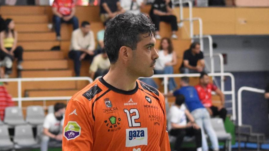 El portero chileno Pipe García, durante la fase de ascenso del Balonmano Zamora en Córdoba.