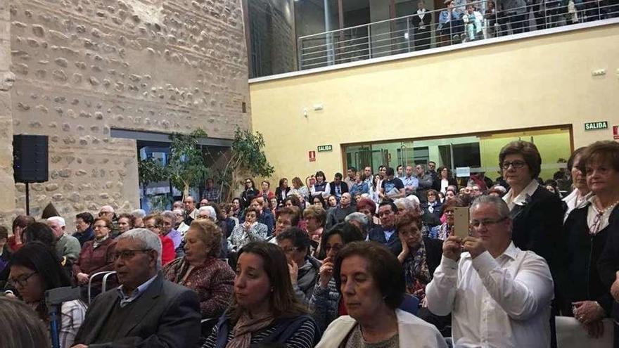 Asistentes al acto del pregón de la Semana Santa de Villalpando que pronunció Magdalena de la Puente.