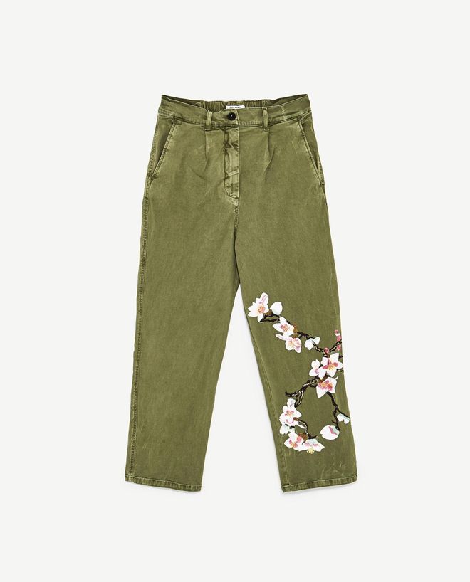 El 'uniforme' de oficina de Zara: Pantalón chino con flores (39,95 euros).