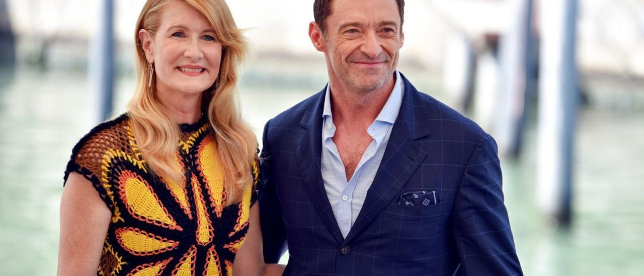 Hugh Jackman y Laura Dern, antes de la presentación de ’The son’ en Venecia.