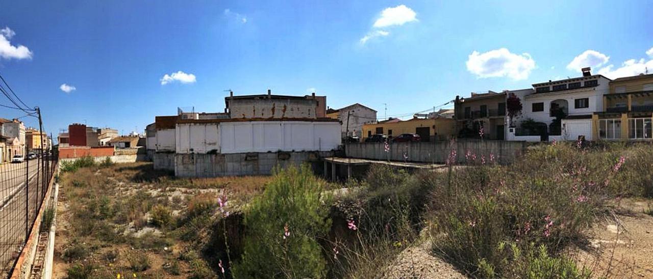 El solar de la calle de Jaume I de Potries, actualmente un espacio degradado, donde la Generalitat construirá una residencia de mayores.    | LEVANTE-EMV