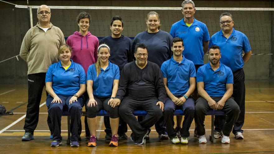 Juan Manuel Campos (abajo en el centro) junto al equipo de entrenadores del JAV Olímpico