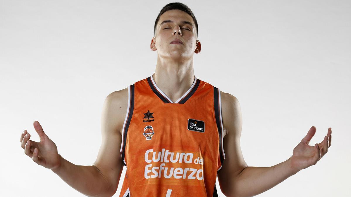 Pradilla, posando con la camiseta del Valencia Basket
