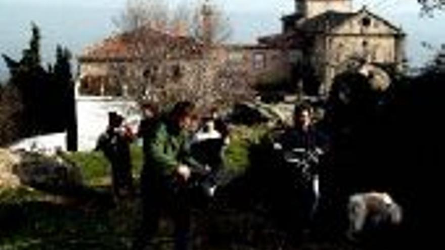 Jóvenes voluntarios recogen 70 bolsas de basura en Valcorchero