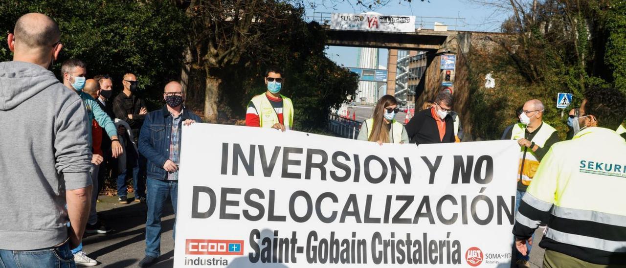 Una concentración de trabajadores de la fábrica de Saint-Gobain en 2020.