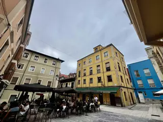 Gijón le planta cara al ruido nocturno: pone nuevos horarios en fiestas populares y bares, y multará a los vecinos que dejen al perro ladrando en casa o pongan la lavadora de madrugada