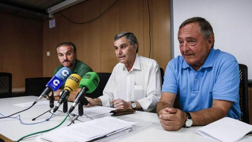 Por la izquierda, Miguel Clemente, Juan García y Jesús Veiga, ayer, durante la rueda de prensa.