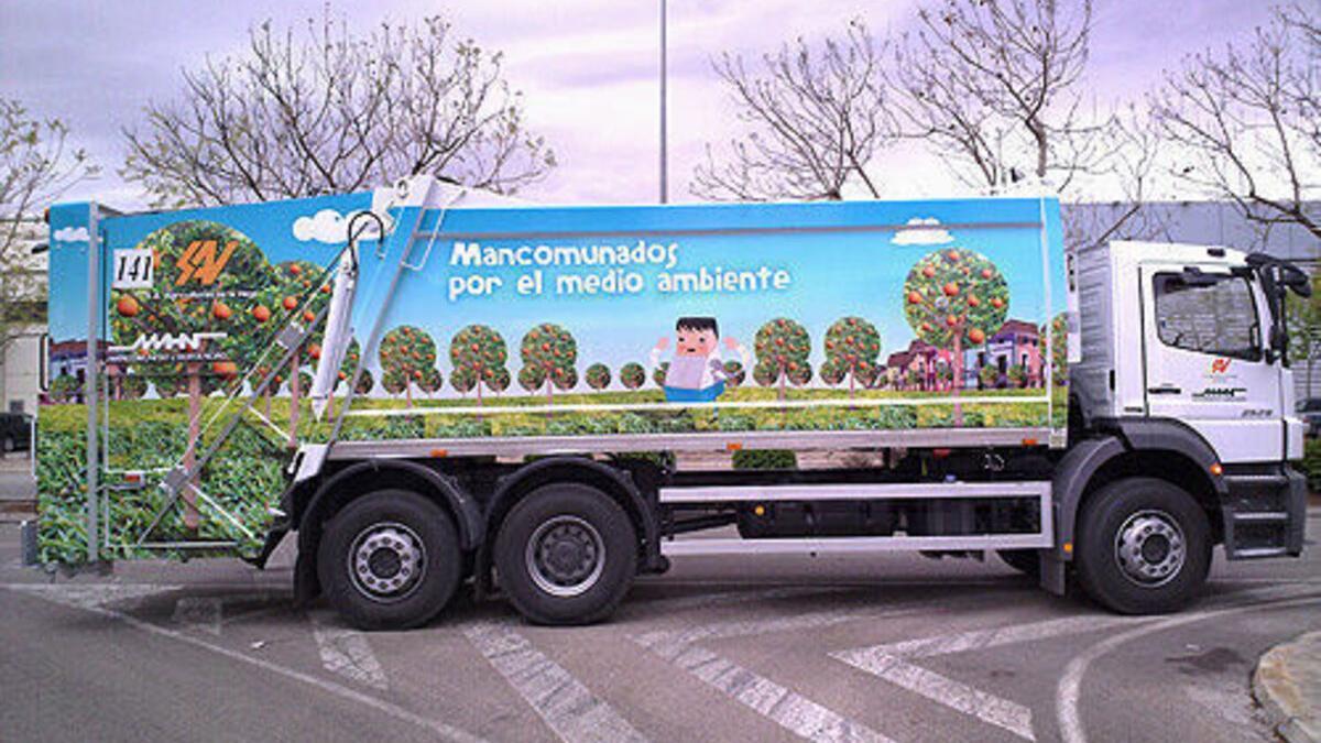 Uno de los camiones de la Mancomunitat de l'Horta Nord que recogen la basura.