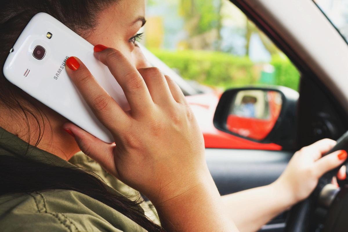 Emplear el móvil al volante puede suponer una sanción y, por lo tanto, es sancionable