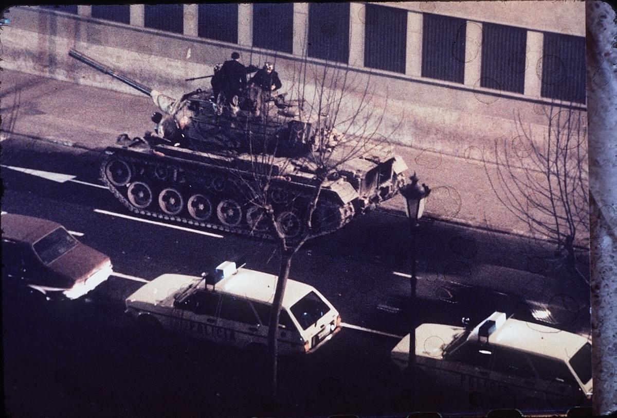 Tanques militares por las calles de València, durante el intento de golpe de Estado del 23F.