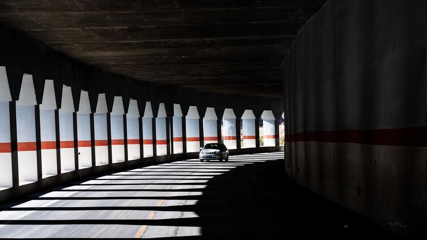 ¿Cómo entrar en un túnel? La DGT alerta de que no solo hay que encender las luces del coche