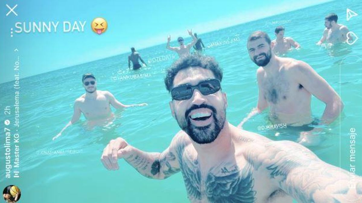 La plantilla cajista se divierte en la playa.