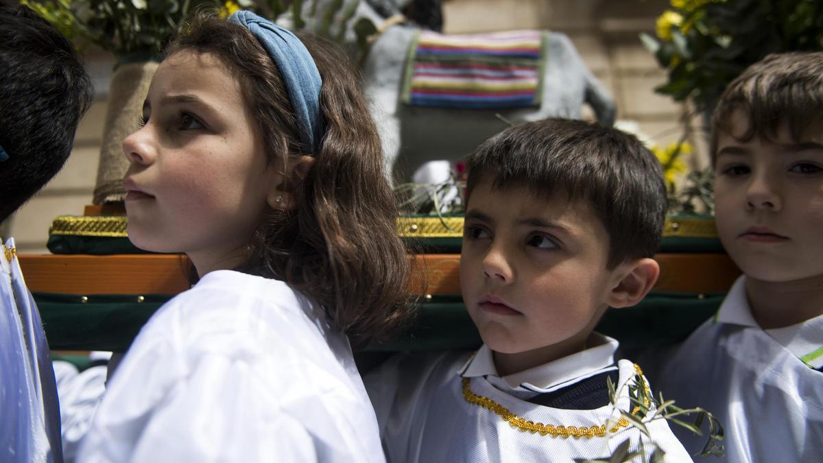 Procesión de La Burrina escenificada por los alumnos del colegio Carmelitas de Cáceres este viernes.