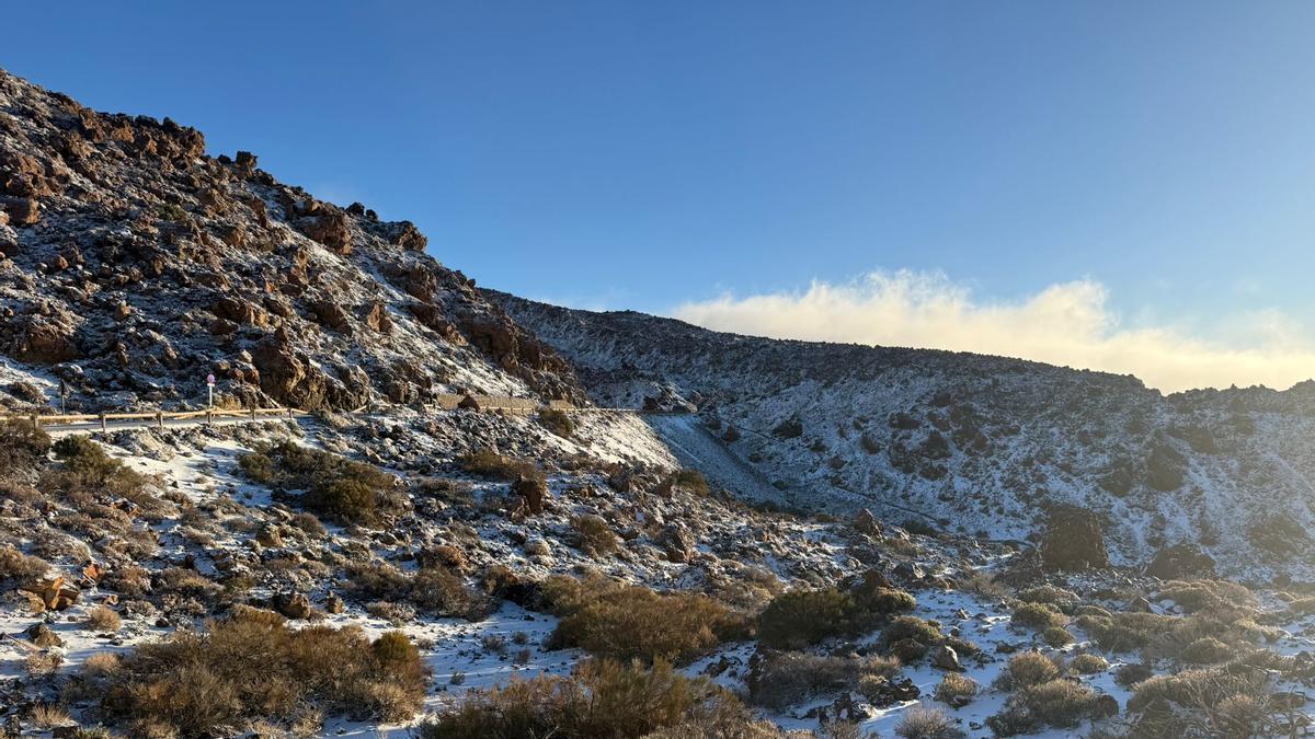 Nevada “muy copiosa” en el Teide: las carreteras TF-21 y TF-24 siguen cerradas por hielo con rachas de viento de más de 100 km/h