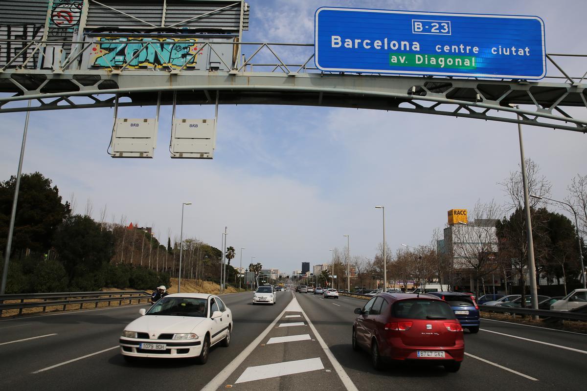 Barcelona 19/03/2015 Barcelona Final de la Diagonal donde empieza la autopista B-23. Los alcaldes de BCN, Esplugues, Sant Joan Despi y Sant Just Desvern presentan un proyecto para dar continuidad de la Av/ Diagonal hacia el Baix Llobregat a traves de la autopista con espacios para viandantes, bicis y transporte publico. Foto RICARD CUGAT