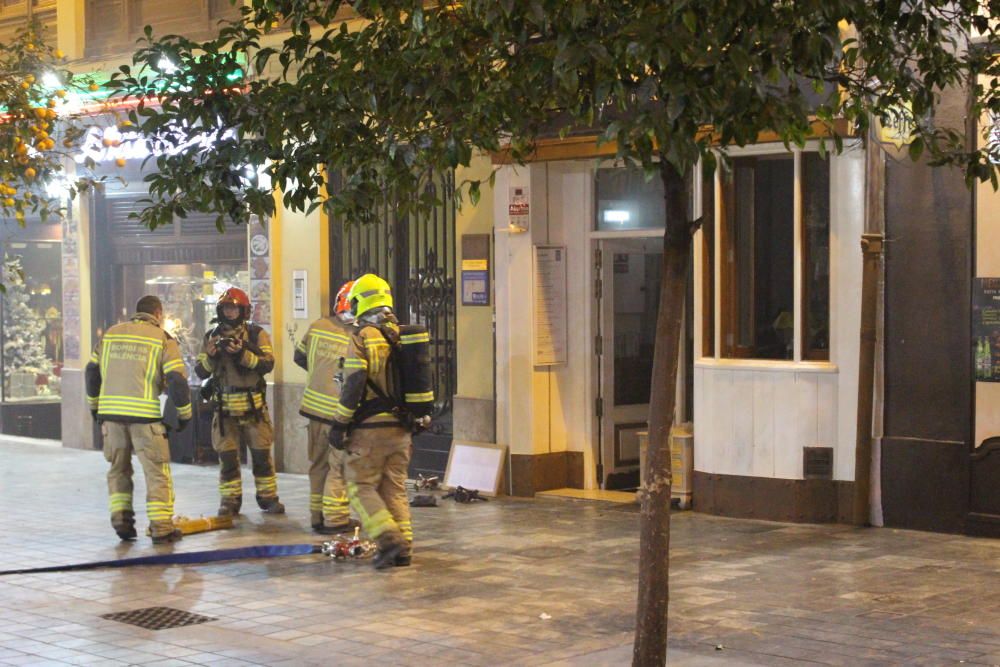 Evacúan la calle En Llop por una nube de humo