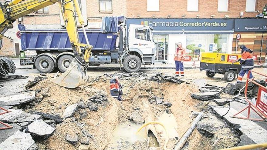 Un reventón en la calle Leyva deja sin agua a más de 120 vecinos