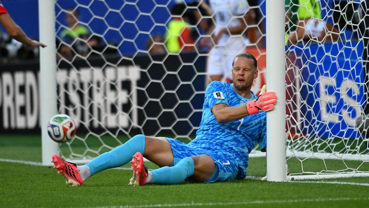 Orjan Nyland reacciona tras encajar un gol en la primera parte durante el partido de fútbol de la Copa Mundial de la FIFA 2026, del Grupo I, entre Irak y Noruega, disputado en el Boston Stadium