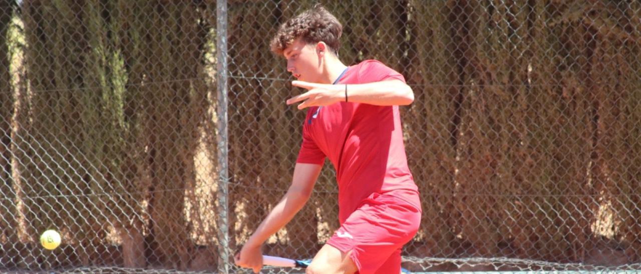 Un jugador golpea una bola durante el Torneo Córdoba Patrimonio de la Humanidad Trofeo Tressis.