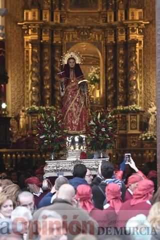 Los romeros acompañan a la Santa pese al frío.