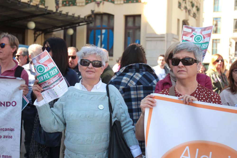 Concentración en València contra el "maltrato continuo" de Renfe