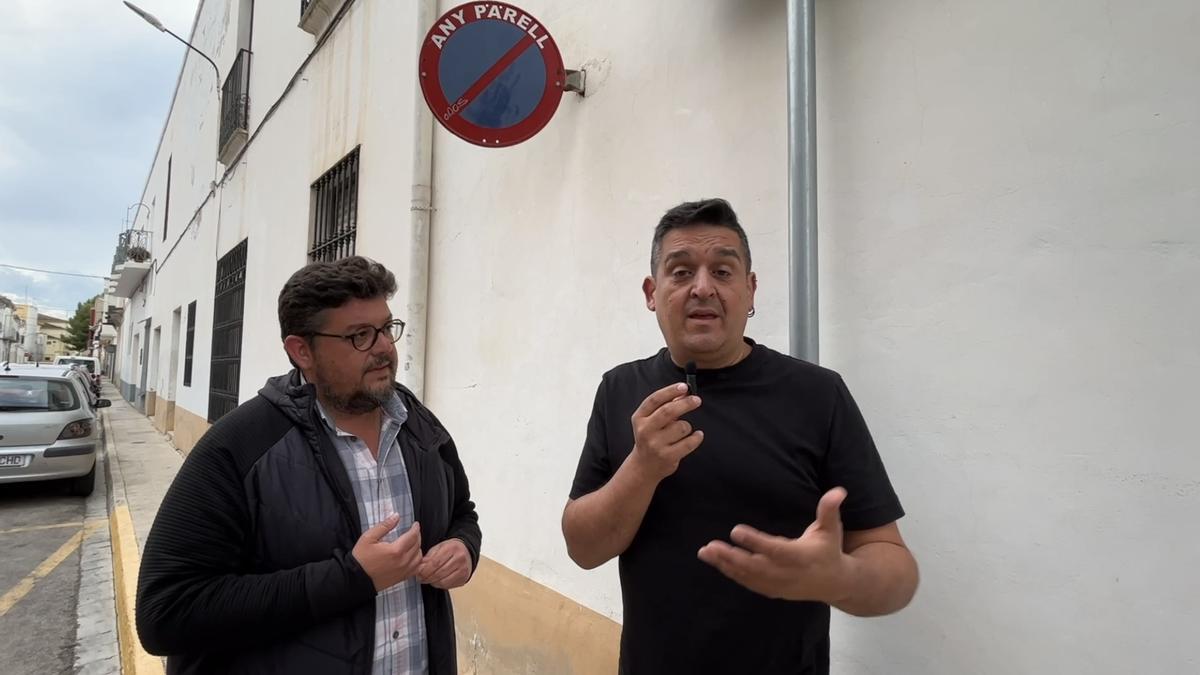 El concejal Àlex Ruiz y el senador Carles Mulet, ante la señal de la calle Sant Domènec.