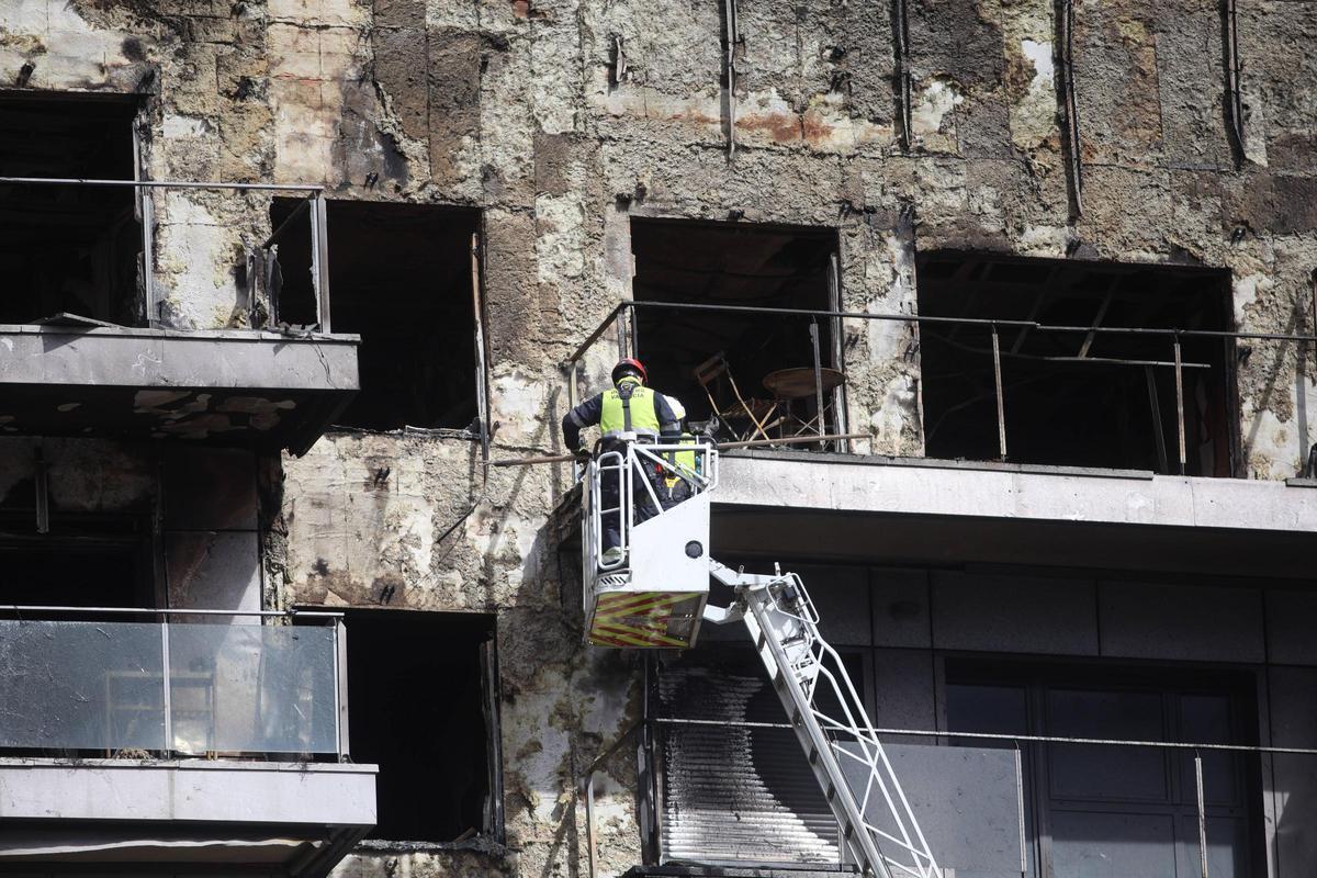 Valencia VLC incendio en Campanar los vecinos del edificio de Maestro Rodrigo recogen sus enseres con los bomberos