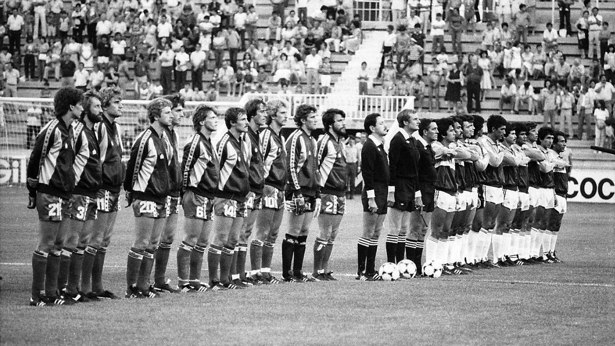 Las selecciones de Bélgica y El Salvador, durante los himnos en el estadio Martínez Valero.