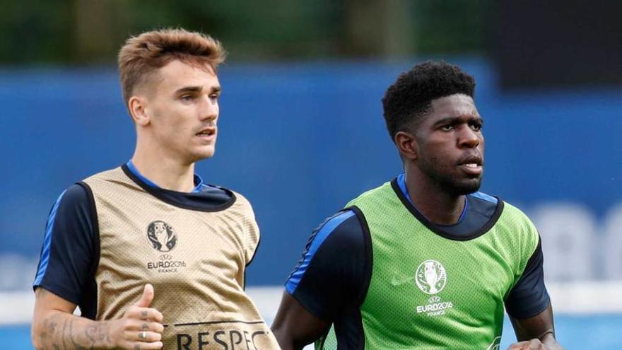 Griezmann y Umtiti, ayer, en el entrenamiento de Francia.