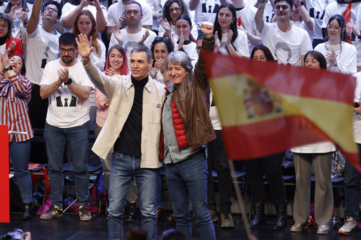 Pedro Sánchez y el candidato del PSOE a la Presidencia de la Junta, Carlos Martínez, en el mitin del pasado sábado en Soria.
