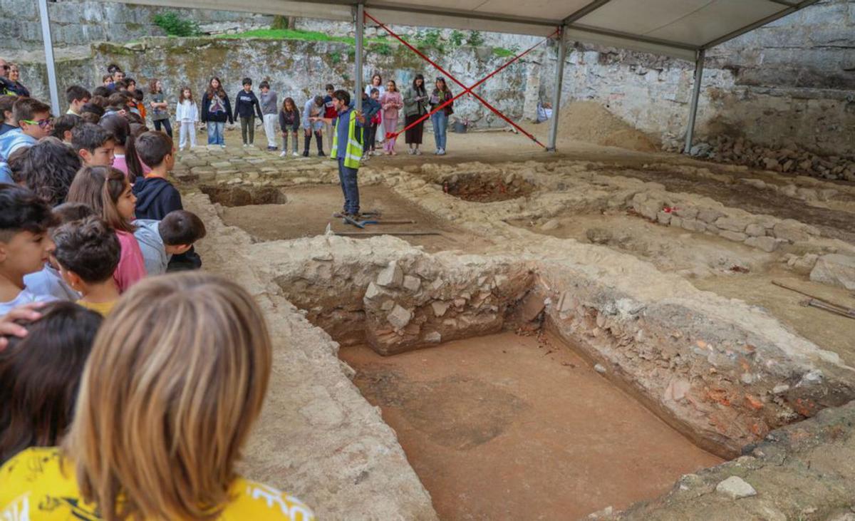 Los arqueólogos en otra de la zonas del yacimiento. | Iñaki Abella