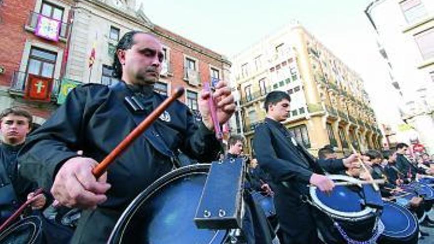 Los músicos tocan en la Plaza Mayor.