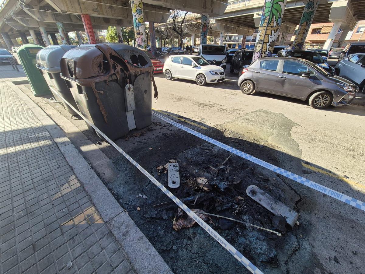 Un contenedor dañado por el fuego que calcinó otro ya retirado este pasado enero, en Sant Adrià de Besòs.