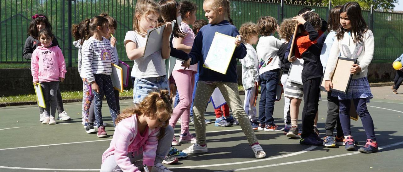 Varios alumnos de Primaria del  colegio Río Piles, en una actividad en el patio. | Irene Sirgo