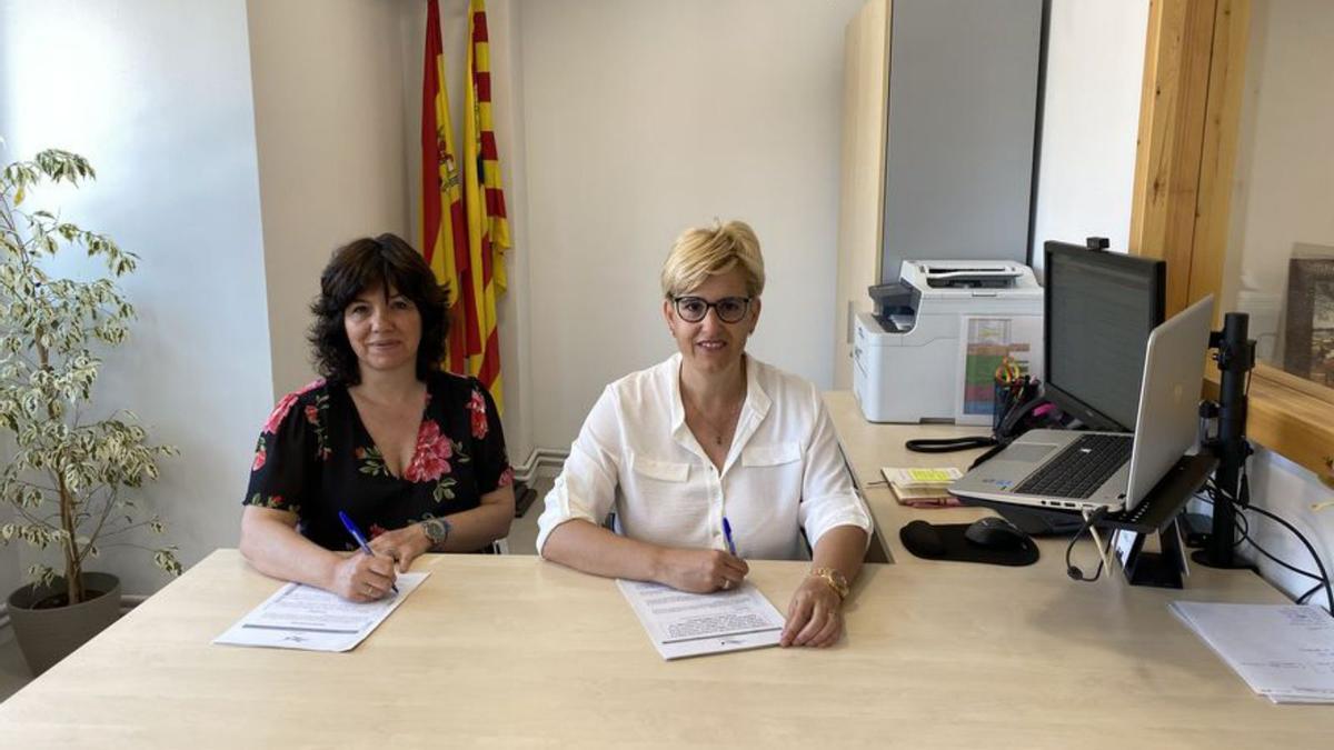 Marta Gracia, alcaldesa de La Almunia, y Marta Gimeno.