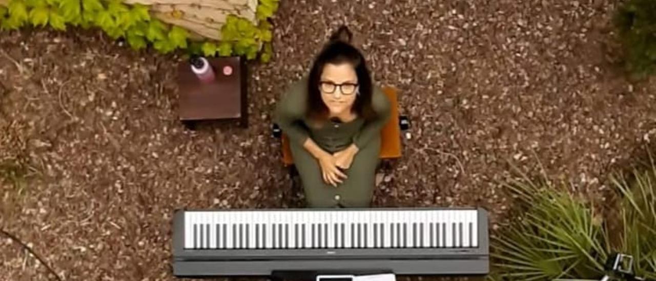 Jéssica Carrasco, junto a su piano.