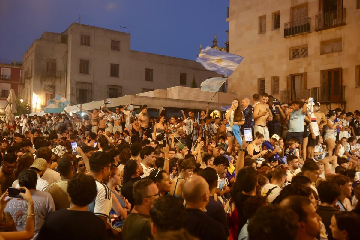 El centro de Alicante, lleno de hinchas argentinos para ver la semifinal del Mundial frente a Inglaterra