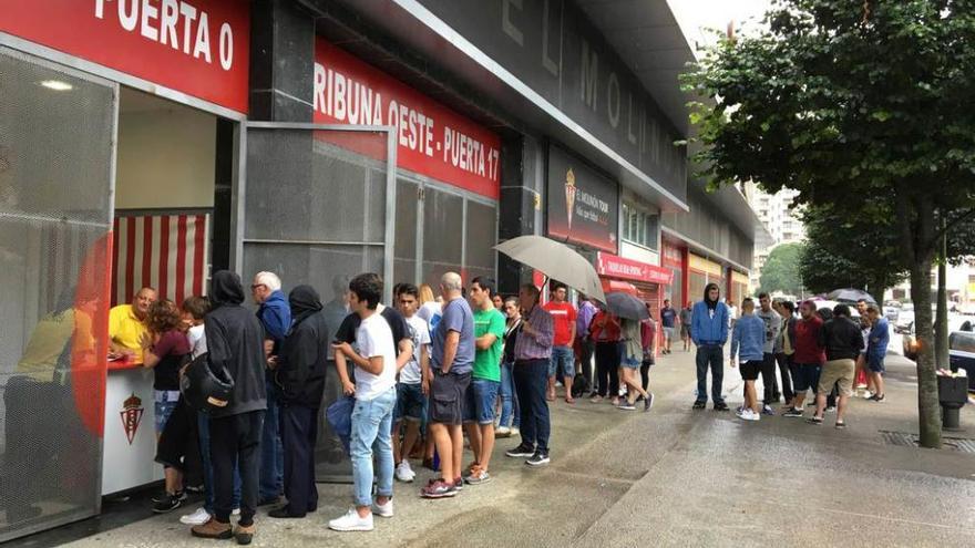 Aficionados en la cola para darse de alta como abonados.