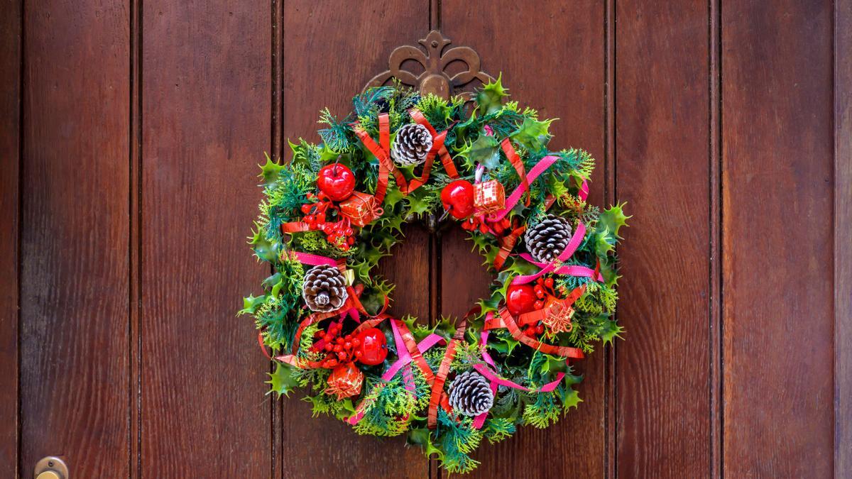 Una puerta decorada de Navidad.