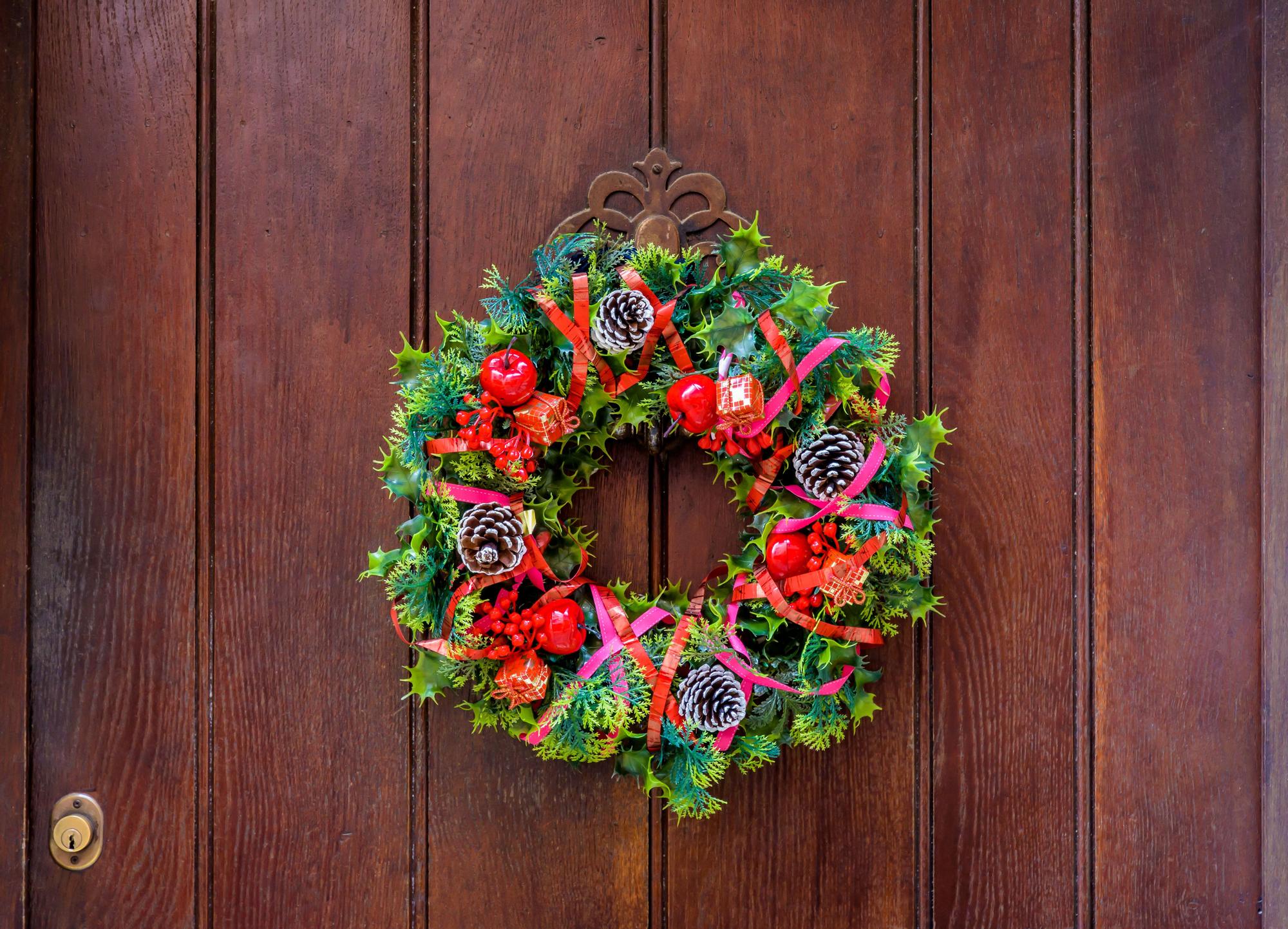 Una puerta decorada de Navidad.