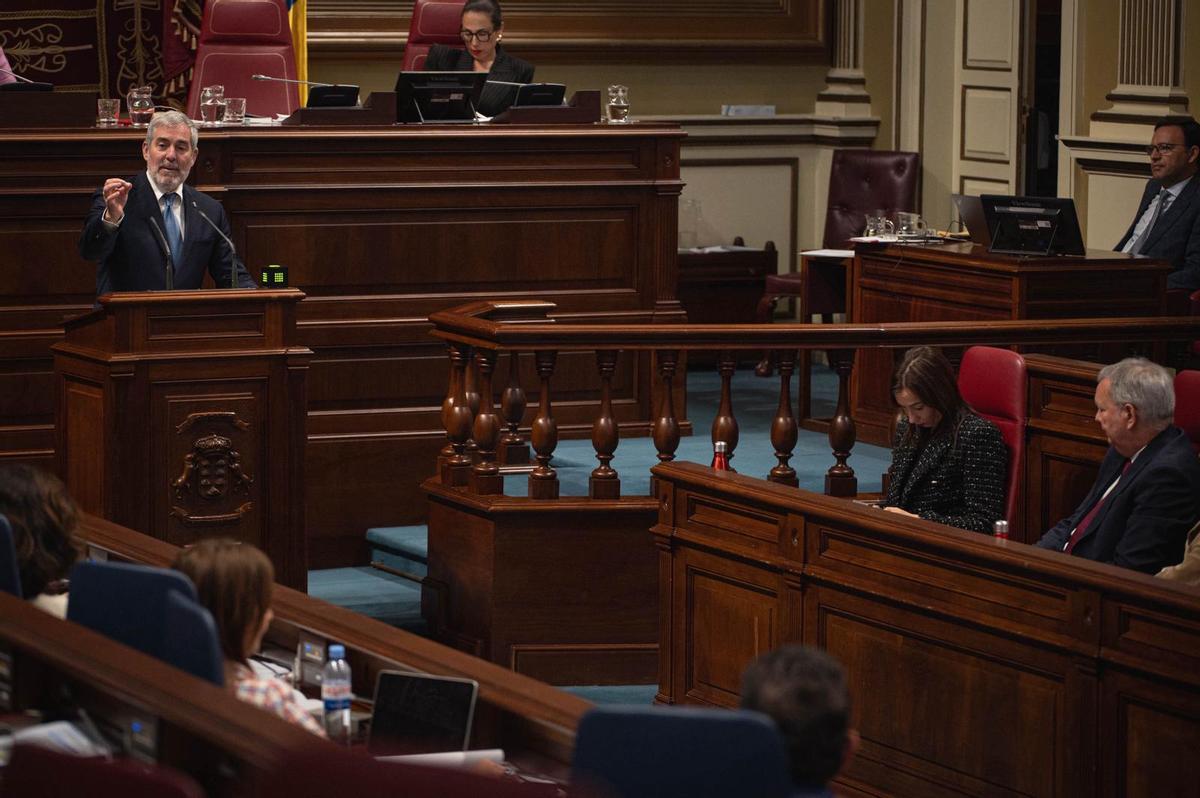 El presidente Fernando Clavijo interviene en el Parlamento desde la tribuna del Parlamento.