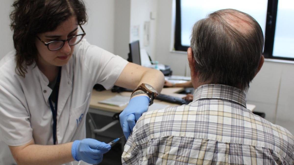 Un voluntari participant a l’assaig de la doble vacunació a l’hospital Trueta.