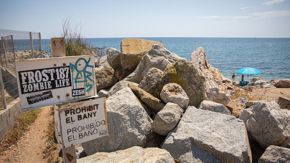 Acceso prohíbido a la playa de la Mora de Badalona, en agosto de 2022.