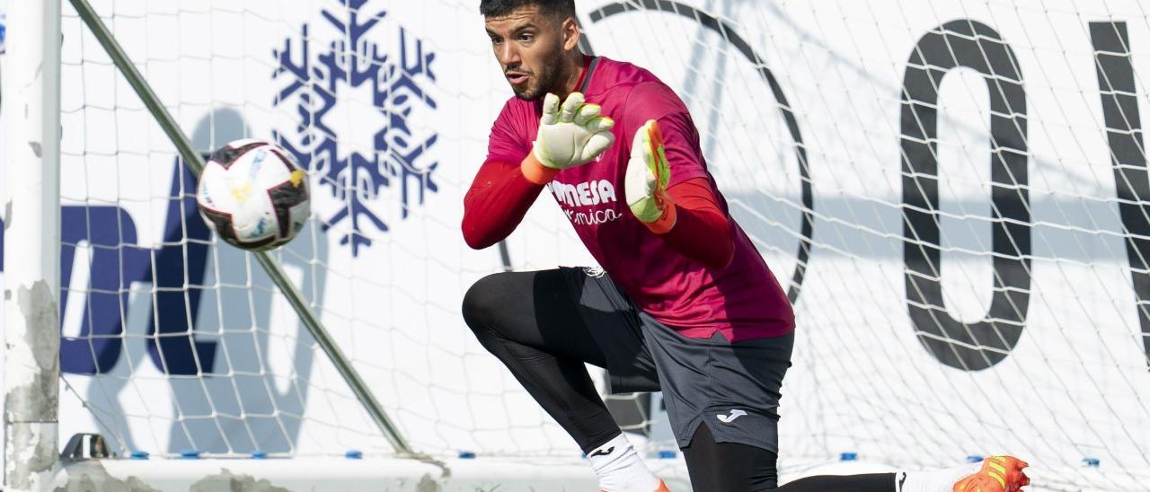 Gero Rulli, en el entrenamiento del Villarreal de ayer, que se ejercitó en la Ciudad Deportiva y partirá en la matinal de hoy hacia Sevilla para medirse al Betis.