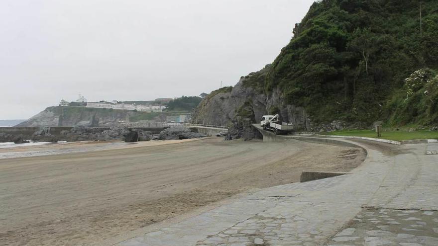 Vista de la playa de Salinas o tercera de Luarca.