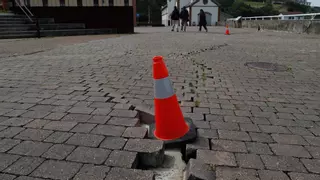 Balizan la playa de Arnao por peligro de hundimiento del paseo y la explanada hacia el Museo de la Mina