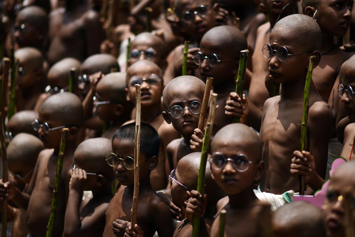 Niños se disfrazan de Mahatma Gandhi con motivo del 153 aniversario del nacimiento de Mohandas Karamchand Gandhi, considerado el Padre de la Nación en India, en el Museo Egmore, en Chennai, India