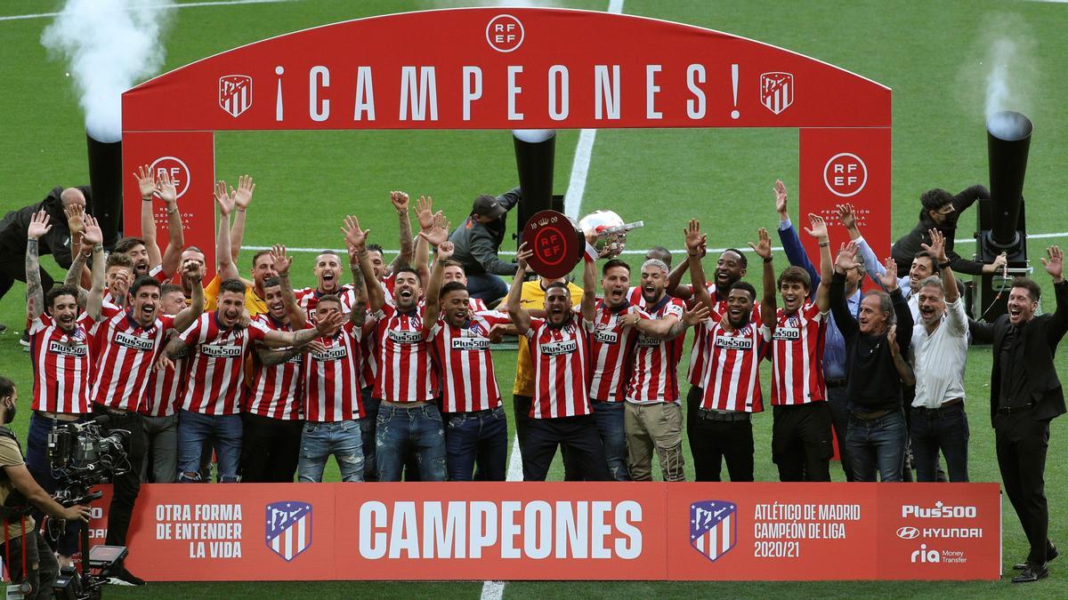 LALIGA SANTANDER | El Atlético de Madrid recibe la copa de campeón