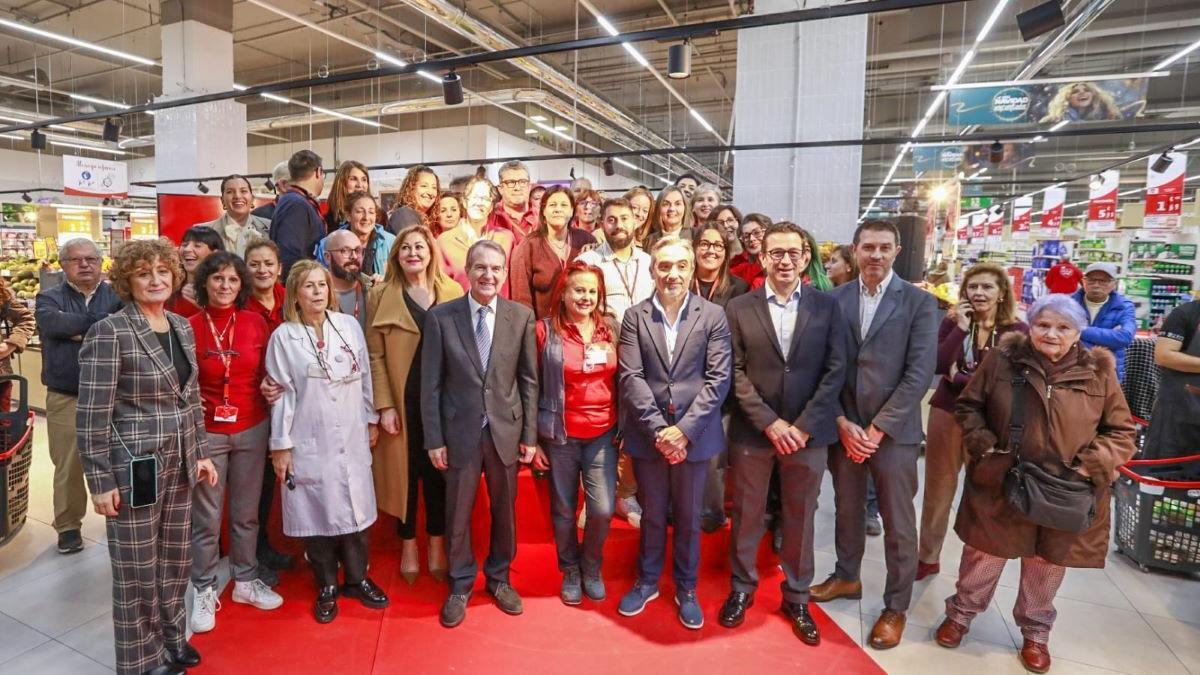 El alcalde de Vigo, Abel Caballero, con miembros y clientes del Alcampo de Coia durante su reapertura.
