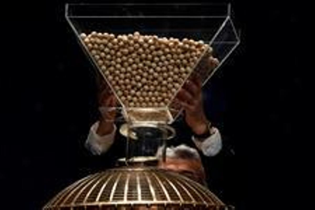 Funcionarios del Organismo Nacional de Loterías y Apuesta del Estado (ONLAE) preparan el inicio del sorteo extraordinario de Lotería de Navidad, el más esperado del año, que repartirá hoy 2.380 millones de euros en premios (70 más que en 2016) a través de los 15 millones de premios que llenarán de alegría a miles de afortunados cuando los niños de San Ildefonso canten el número que llevan en sus bolsillos. EFE